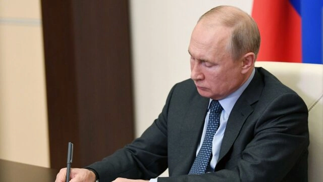 Путин подписан законы о борьбе с иностранной цензурой, клеветой в интернете, серыми сим-картами