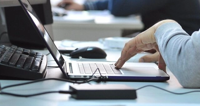 Роскомнадзор: Граждане РФ активно жалуются на запрещённую законом информацию в Интернете