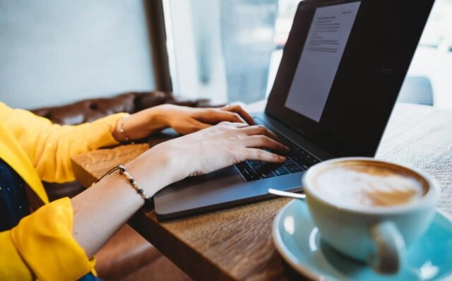 HeadHunter: массовых увольнений якобы уехавших из России IT-специалистов не обнаружено