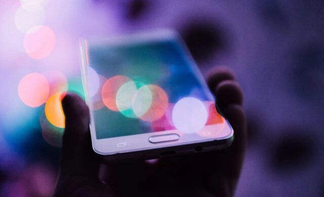 Роскачество предупреждает россиян о мошенничестве с мобильными приложениями банков