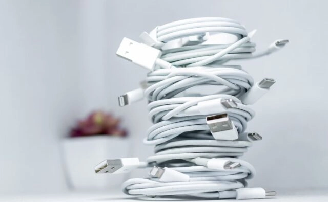 Хакеры используют публичные USB-зарядки в аэропортах и отелях для заражения смартфонов вредоносным ПО