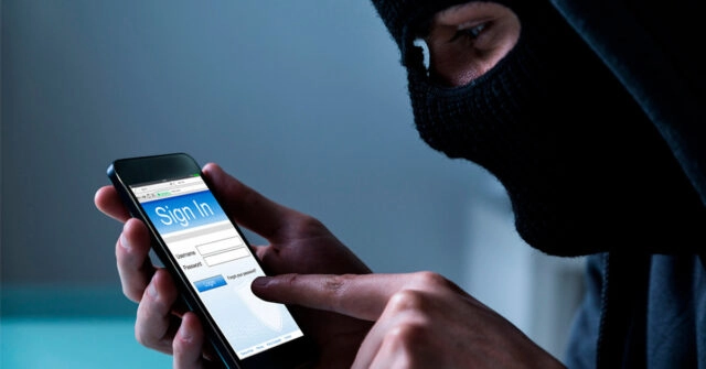 Мошенники стали чаще красть с банковских счетов россиян