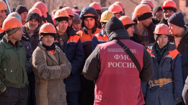 В Госдуме предложили обязать мигрантов сдавать биометрию при открытии счетов в российских банках